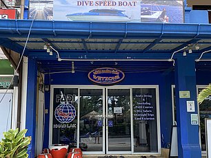 Wetzone Divers Khao Lak: Zone d'entrée avec coin salon